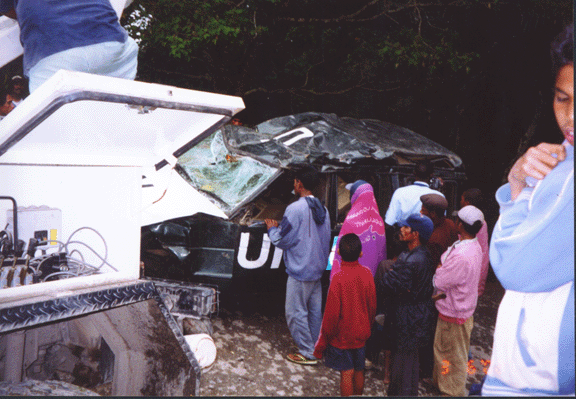 2 We wait for this UN vehicle to be pulled out 